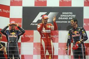 Fernando_Alonso__Scuderia_Ferrari_MarlboroRed_Bull_Racing_Sebastian_Vettel_e_Mark_Webber_podio_[800x600]